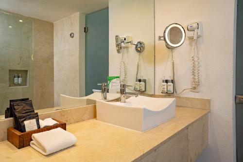 Alojamiento Deluxe con terraza y vistas a la piscina del hotel Flamingo Cancun All Inclusive. Foto 1