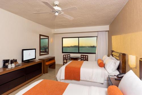 Habitación Doble Deluxe - vistas a la laguna del hotel Flamingo Cancun All Inclusive. Foto 1