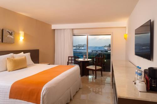 Habitación Deluxe Superior con vistas a la laguna del hotel Flamingo Cancun All Inclusive. Foto 2