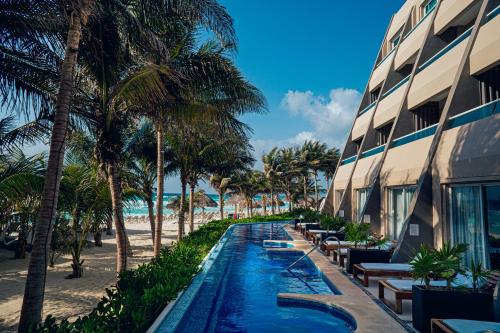 Suite Junior con acceso directo a la piscina - Solo adultos del hotel Flamingo Cancun All Inclusive. Foto 1
