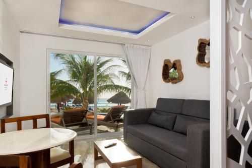 Suite Junior con acceso directo a la piscina - Solo adultos del hotel Flamingo Cancun All Inclusive. Foto 4