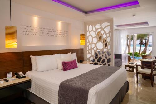 Suite Junior con acceso directo a la piscina - Solo adultos del hotel Flamingo Cancun All Inclusive. Foto 7