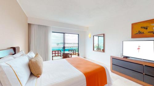 Habitación Deluxe Superior frente al mar del hotel Flamingo Cancun All Inclusive. Foto 5