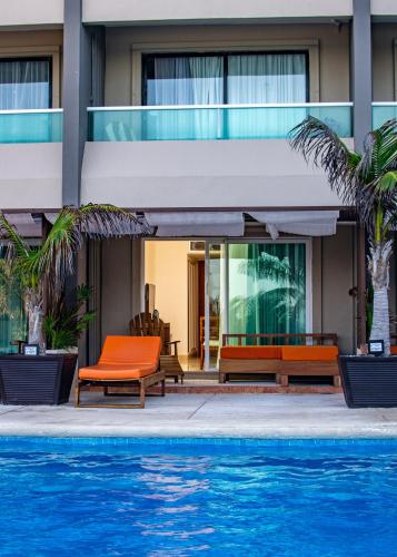 Alojamiento Deluxe con terraza y vistas a la piscina del hotel Flamingo Cancun All Inclusive. Foto 6