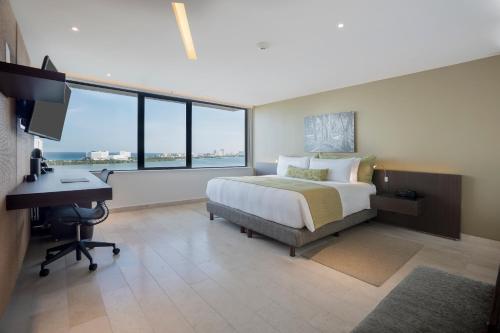 Suite con cama extragrande, terraza y vistas al mar del hotel Intercontinental Presidente Cancun Resort, An Ihg. Foto 1