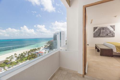 Suite con cama extragrande, terraza y vistas al mar del hotel Intercontinental Presidente Cancun Resort, An Ihg. Foto 3