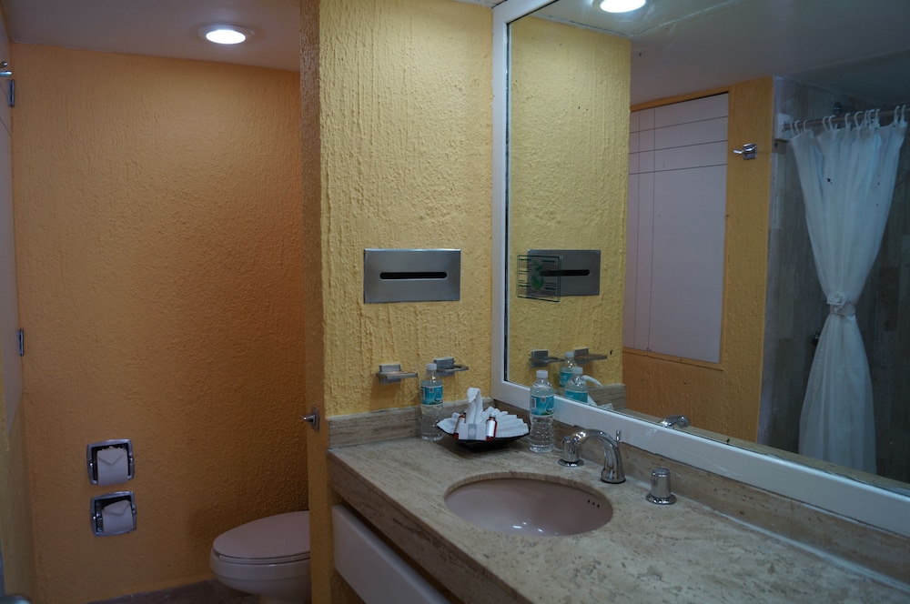 Habitación estándar (No internet access in room) del hotel Solymar Cancun Beach Resort. Foto 8
