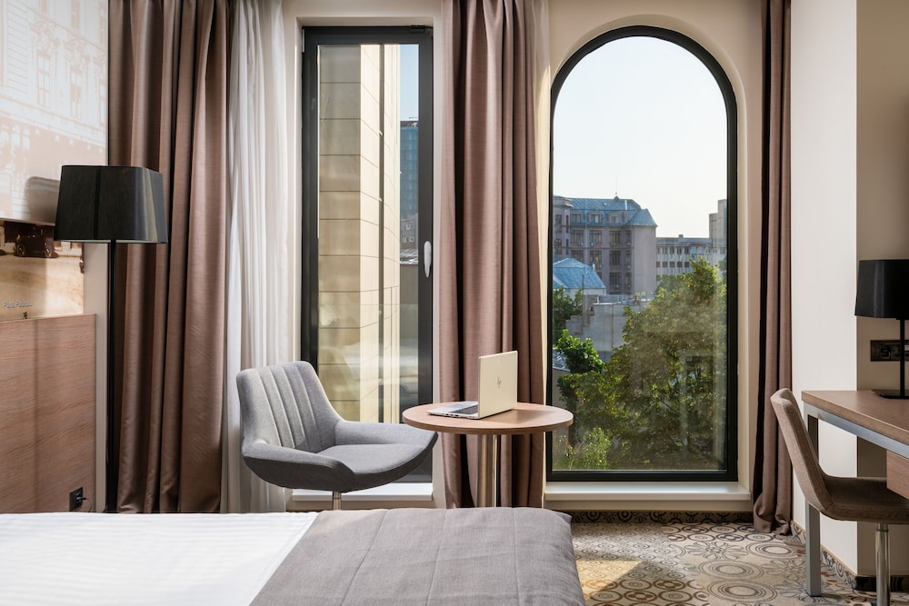 Habitación Superior con 1 cama doble, vista a la ciudad del hotel Mercure Bucharest City Center. Foto 2