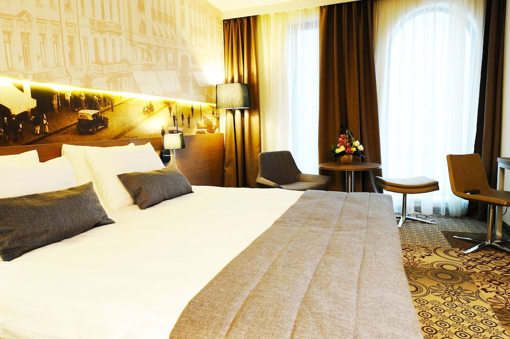 Habitación Superior con 1 cama doble, vista a la ciudad del hotel Mercure Bucharest City Center. Foto 3