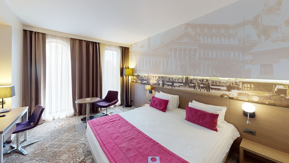 Habitación Superior con 1 cama doble, vista a la ciudad del hotel Mercure Bucharest City Center. Foto 4