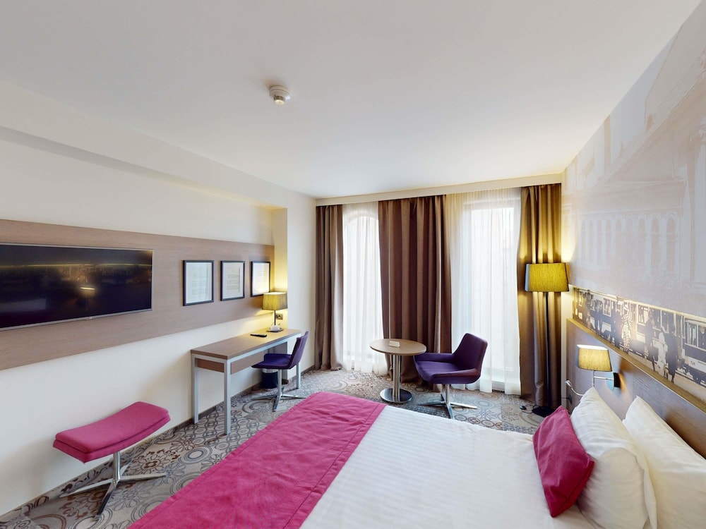 Habitación Superior con 1 cama doble, vista a la ciudad del hotel Mercure Bucharest City Center. Foto 6