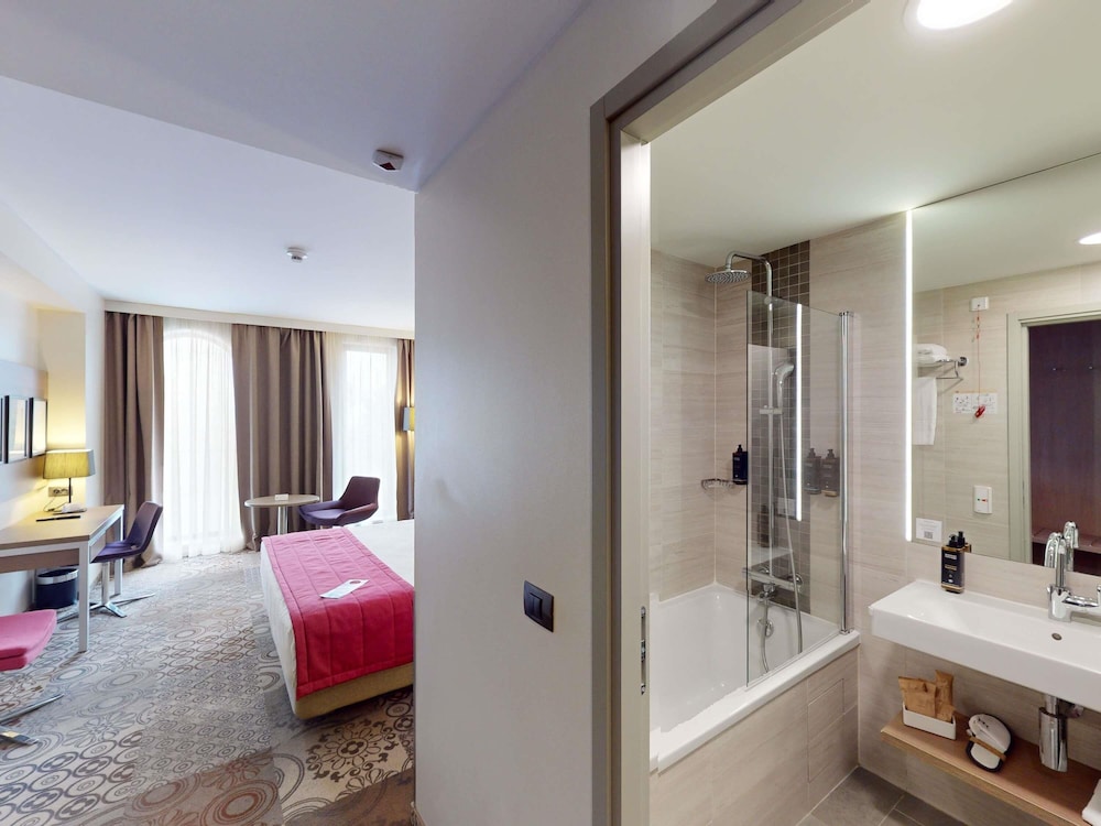 Habitación Superior con 1 cama doble, vista a la ciudad del hotel Mercure Bucharest City Center. Foto 8