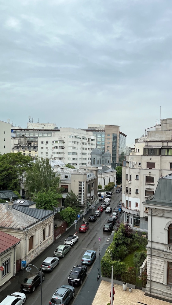 Habitación Superior con 1 cama doble, vista a la ciudad del hotel Mercure Bucharest City Center. Foto 10