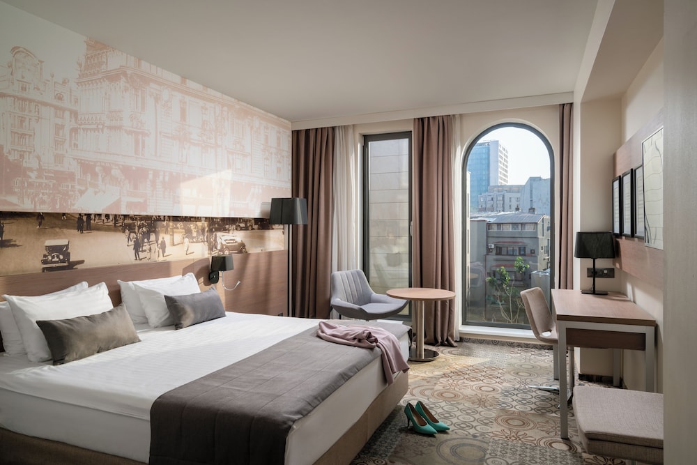 Habitación Superior con 1 cama doble, vista a la ciudad del hotel Mercure Bucharest City Center. Foto 11