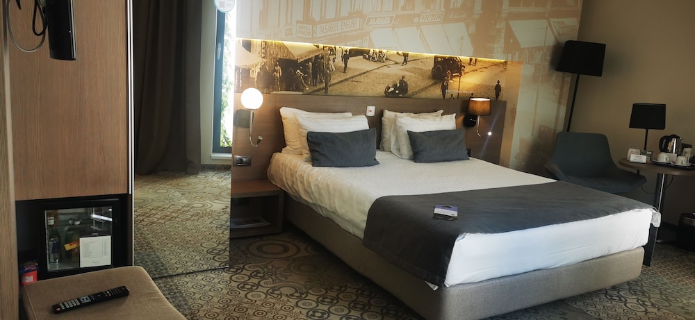 Habitación Superior con 1 cama doble del hotel Mercure Bucharest City Center. Foto 1
