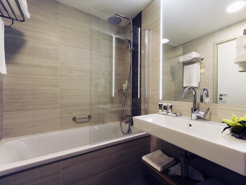 Habitación Superior con camas individuales del hotel Mercure Bucharest City Center. Foto 3