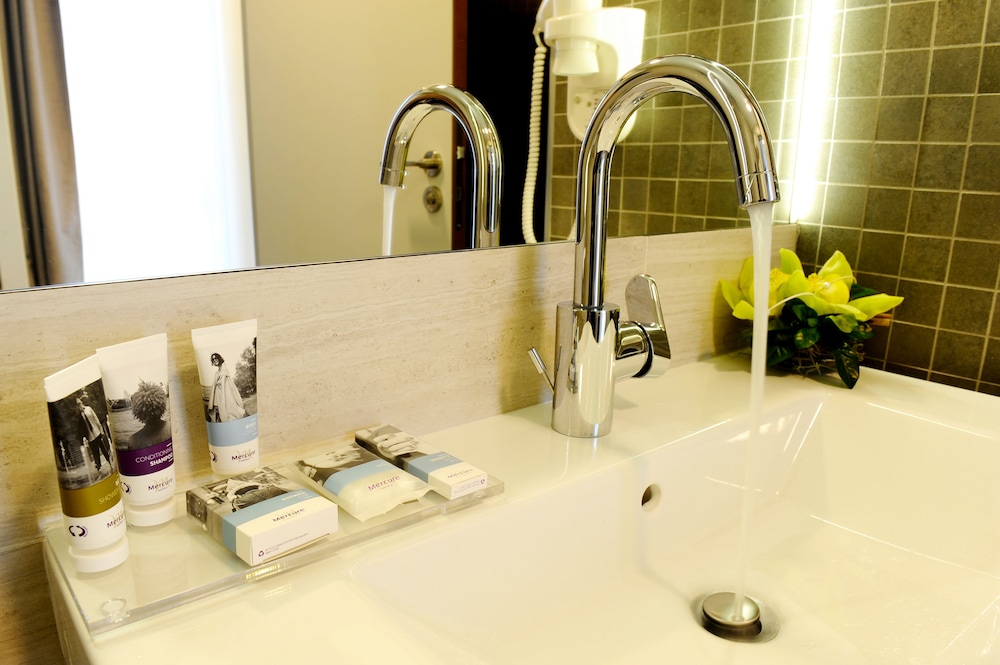 Habitación Superior con camas individuales del hotel Mercure Bucharest City Center. Foto 10