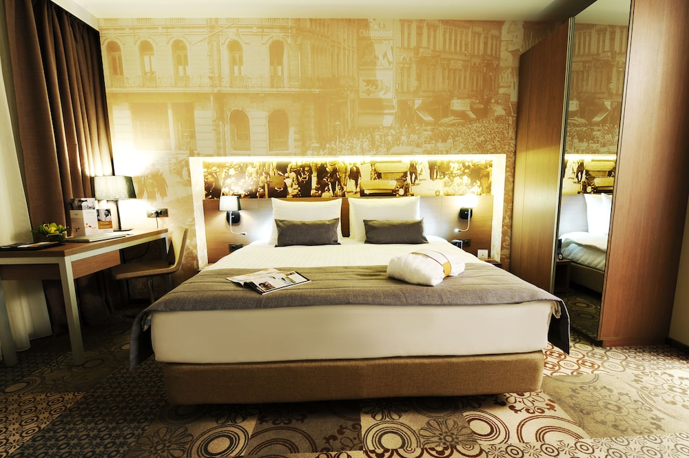 Habitación Privilege con 1 cama king - size del hotel Mercure Bucharest City Center. Foto 1