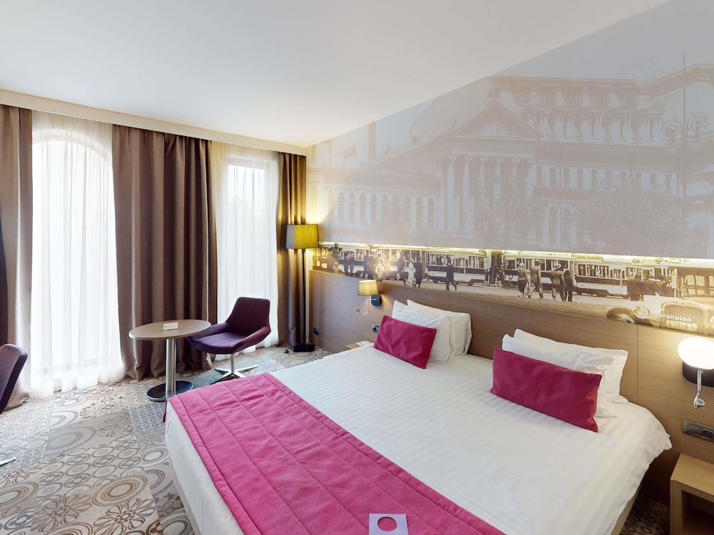 Habitación Privilege con 1 cama king - size del hotel Mercure Bucharest City Center. Foto 3