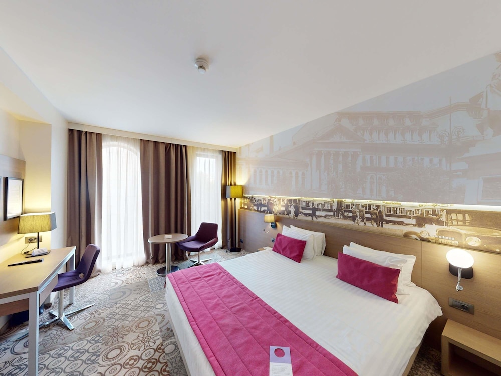 Habitación Privilege con 1 cama king - size del hotel Mercure Bucharest City Center. Foto 4