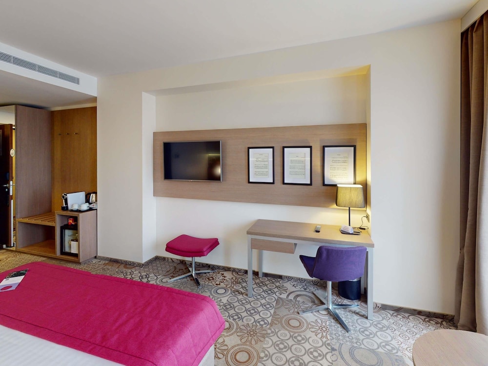 Habitación Privilege con 1 cama king - size del hotel Mercure Bucharest City Center. Foto 5