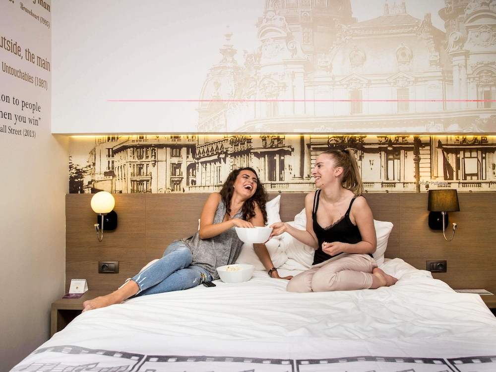 Habitación Privilege con 1 cama king - size del hotel Mercure Bucharest City Center. Foto 6