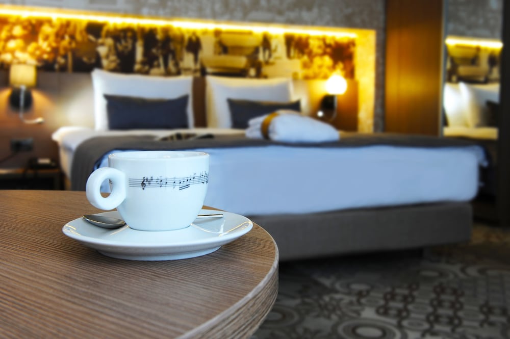 Habitación Privilege con 1 cama king - size del hotel Mercure Bucharest City Center. Foto 8