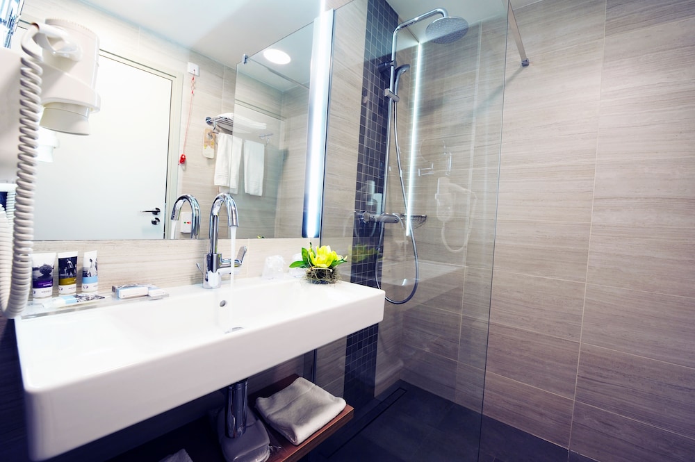 Habitación Privilege con 1 cama king - size del hotel Mercure Bucharest City Center. Foto 10
