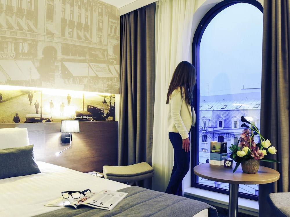 Suite Privilege con 1 cama doble y sofá del hotel Mercure Bucharest City Center