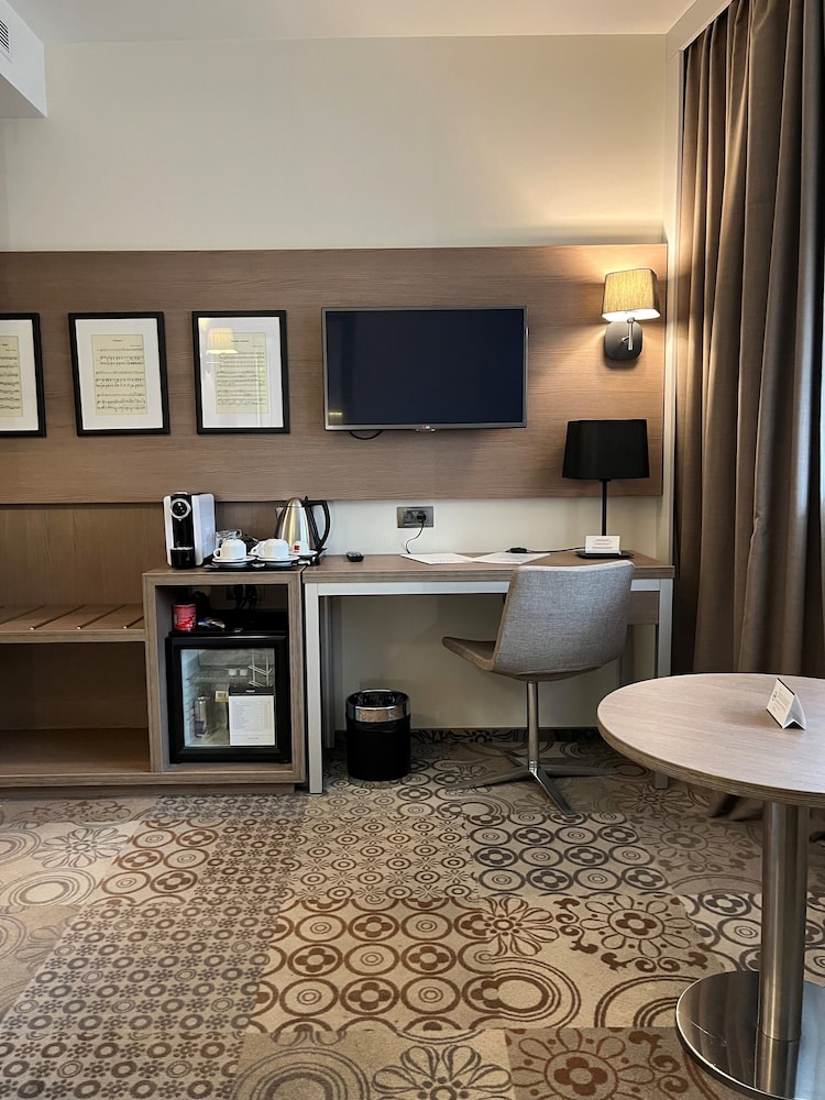 Suite Privilege con 1 cama doble y sofá del hotel Mercure Bucharest City Center. Foto 3