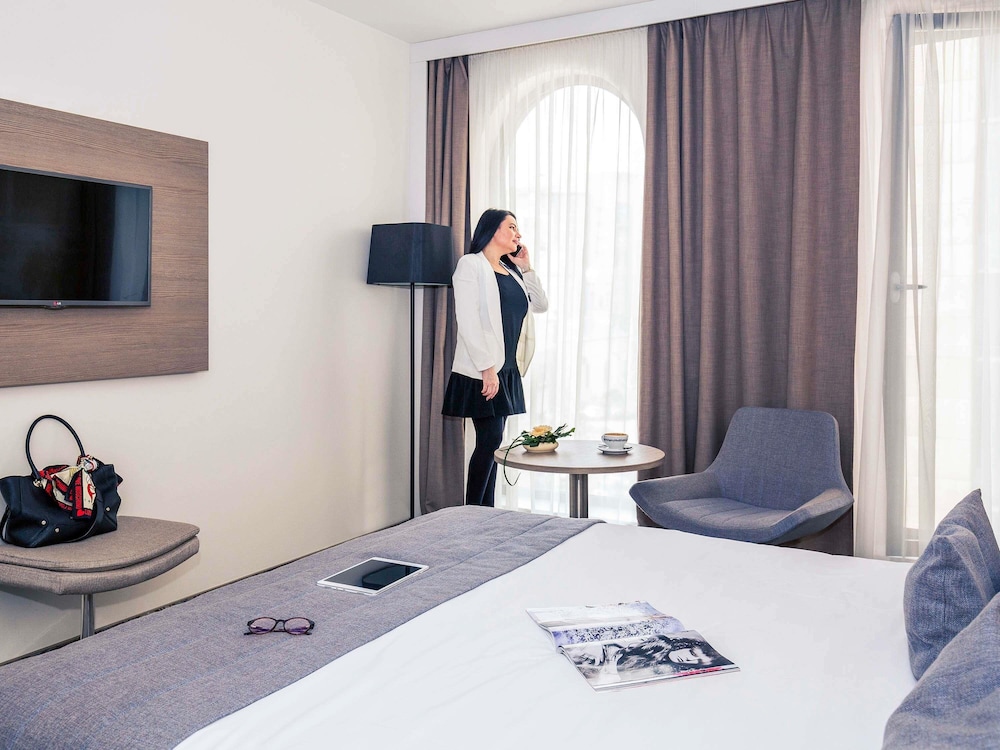 Suite Privilege con 1 cama doble y sofá del hotel Mercure Bucharest City Center. Foto 7