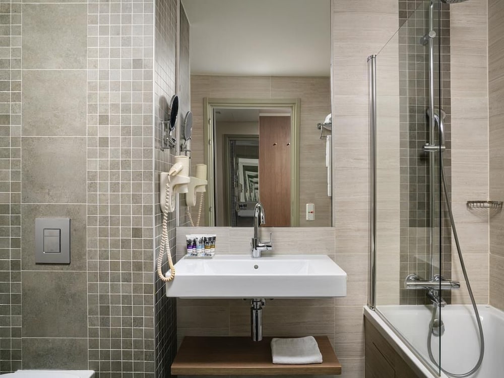 Suite Privilege con 1 cama doble y sofá del hotel Mercure Bucharest City Center. Foto 8