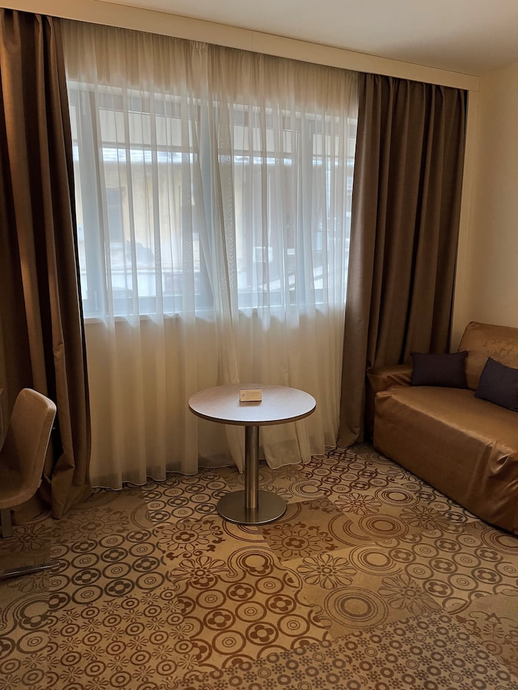 Suite Privilege con 1 cama doble y sofá del hotel Mercure Bucharest City Center. Foto 12