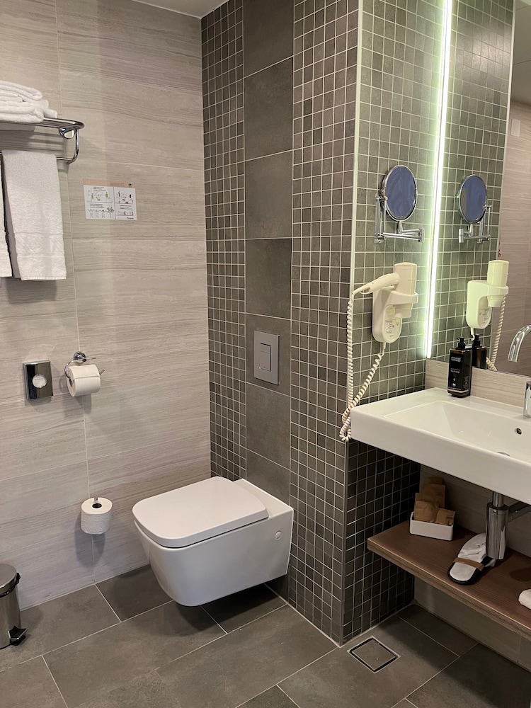 Suite Privilege con 1 cama doble y sofá del hotel Mercure Bucharest City Center. Foto 13