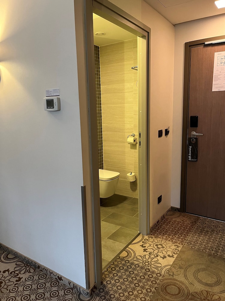 Suite Privilege con 1 cama doble y sofá del hotel Mercure Bucharest City Center. Foto 14