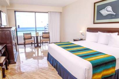 Habitación Doble con cama grande y vistas al mar del hotel Crown Paradise Club Cancun All Inclusive