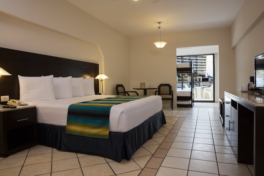 Suite Familiar Crown del hotel Crown Paradise Club Cancun All Inclusive