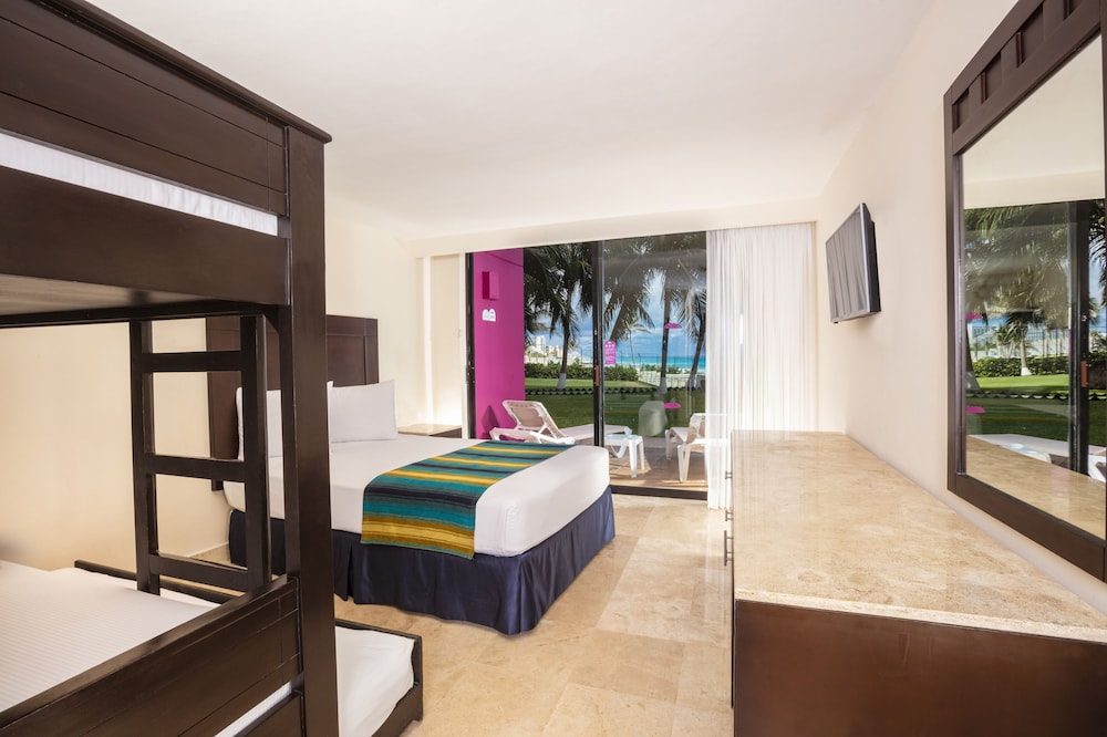 Suite Familiar Paradise del hotel Crown Paradise Club Cancun All Inclusive