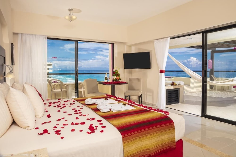 Suite de Luna de Miel del hotel Crown Paradise Club Cancun All Inclusive