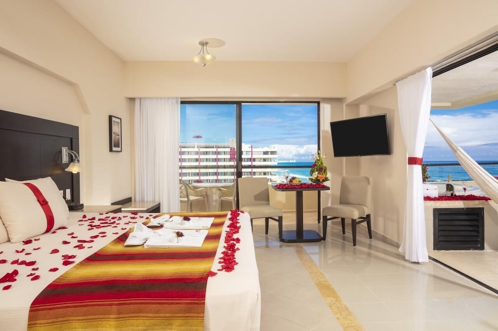 Suite de Luna de Miel del hotel Crown Paradise Club Cancun All Inclusive. Foto 1