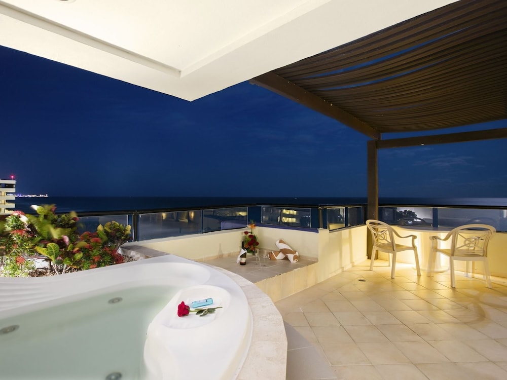 Suite de Luna de Miel del hotel Crown Paradise Club Cancun All Inclusive. Foto 2