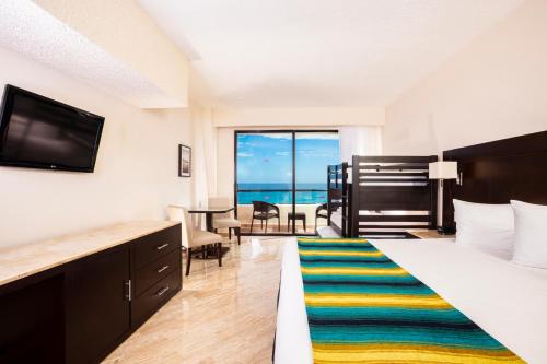 Habitaciones familiares del hotel Crown Paradise Club Cancun All Inclusive. Foto 1