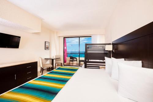 Habitaciones familiares del hotel Crown Paradise Club Cancun All Inclusive. Foto 3