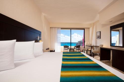 Habitación Doble con cama grande y vistas al mar del hotel Crown Paradise Club Cancun All Inclusive. Foto 4