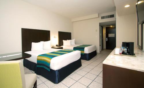 Habitación Doble con cama grande y vistas al mar del hotel Crown Paradise Club Cancun All Inclusive. Foto 5