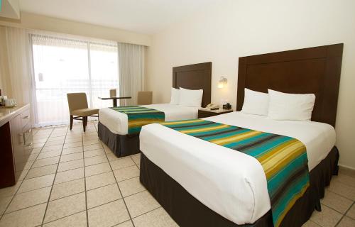 Habitación Doble con cama grande y vistas al mar del hotel Crown Paradise Club Cancun All Inclusive. Foto 6