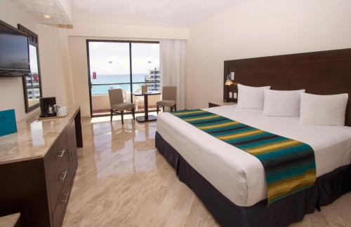Habitación Doble con cama grande y vistas al mar del hotel Crown Paradise Club Cancun All Inclusive. Foto 7