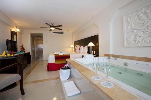 Habitación Crown Club del hotel Crown Paradise Club Cancun All Inclusive. Foto 2