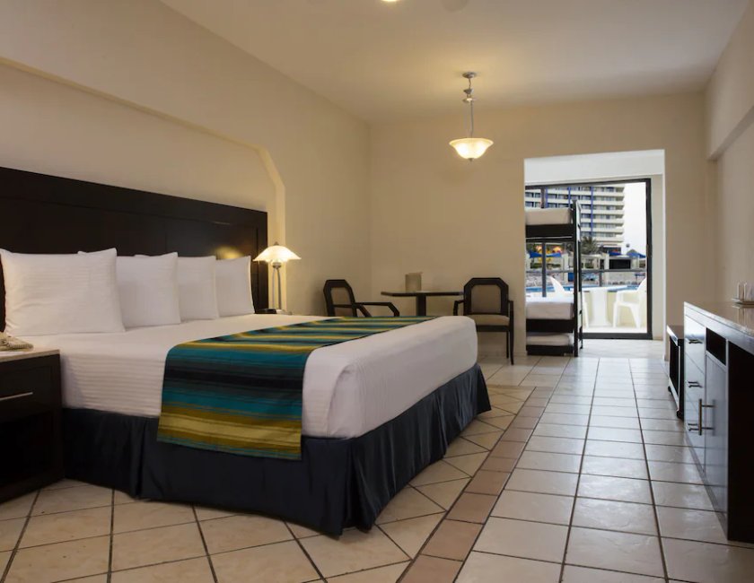 Habitación familiar Vista Parcial Mar Cama Litera 1 Cama king Con Vistas del hotel Crown Paradise Club Cancun All Inclusive