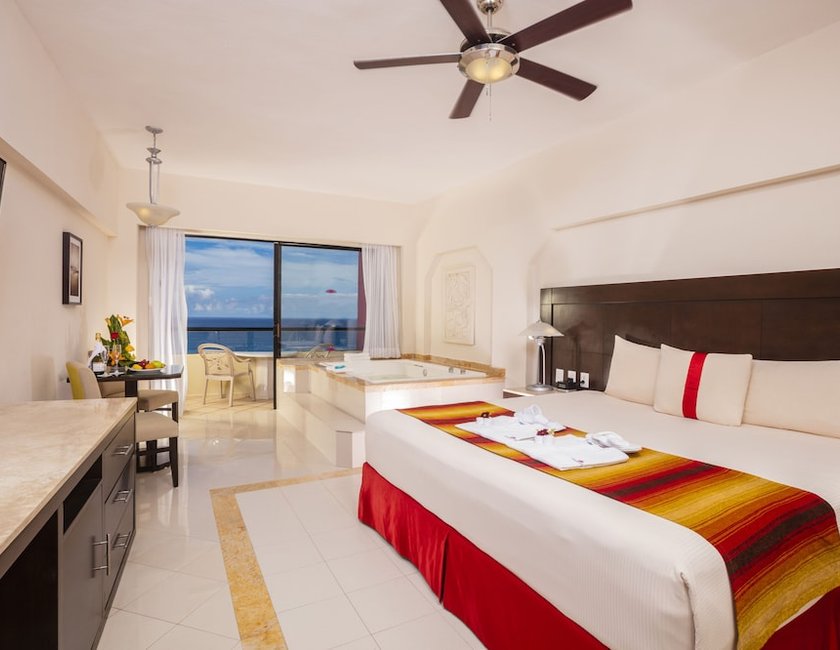 Habitación doble Vista Mar 1 Cama king Club Con Vistas Jacuzzi del hotel Crown Paradise Club Cancun All Inclusive